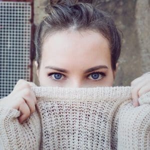 yoga facial para prevenir las ojeras