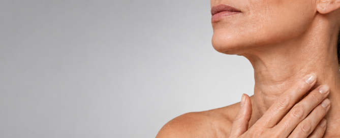 Mujer de 47 años aplicando cuidado cosmético en el cuello para mejorar la apariencia de los anillos de Venus y las líneas horizontales.